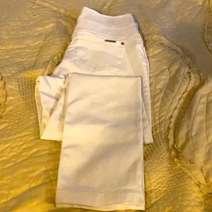 NWT White Luxe Denim Jeggings, feel great on!